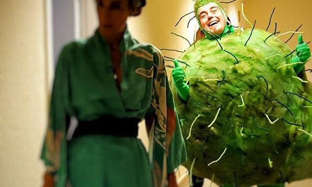 El Ferran Aixalà disfressat de bacteri a La Marató